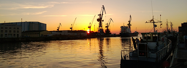 Ein Fischerhafen an der Ostsee im Sonnenuntergang